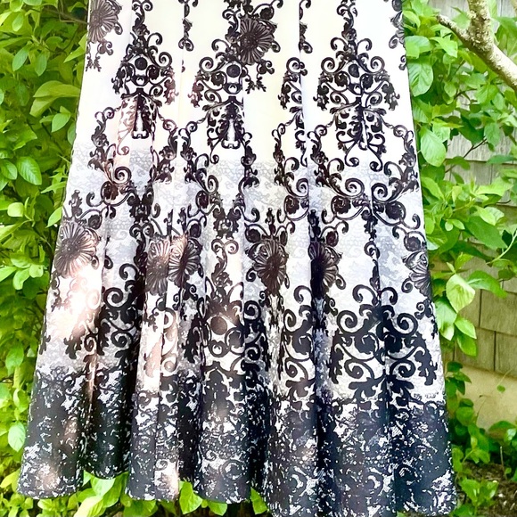 NWOT Gabby Skye Black And White Pattern Bodycon Sleeveless Dress. Mid Length. 4 - Picture 4 of 13